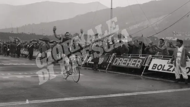 L'arrivo in maglia rosa di Dancelli al Rigamonti durante il giro d'Italia 1968