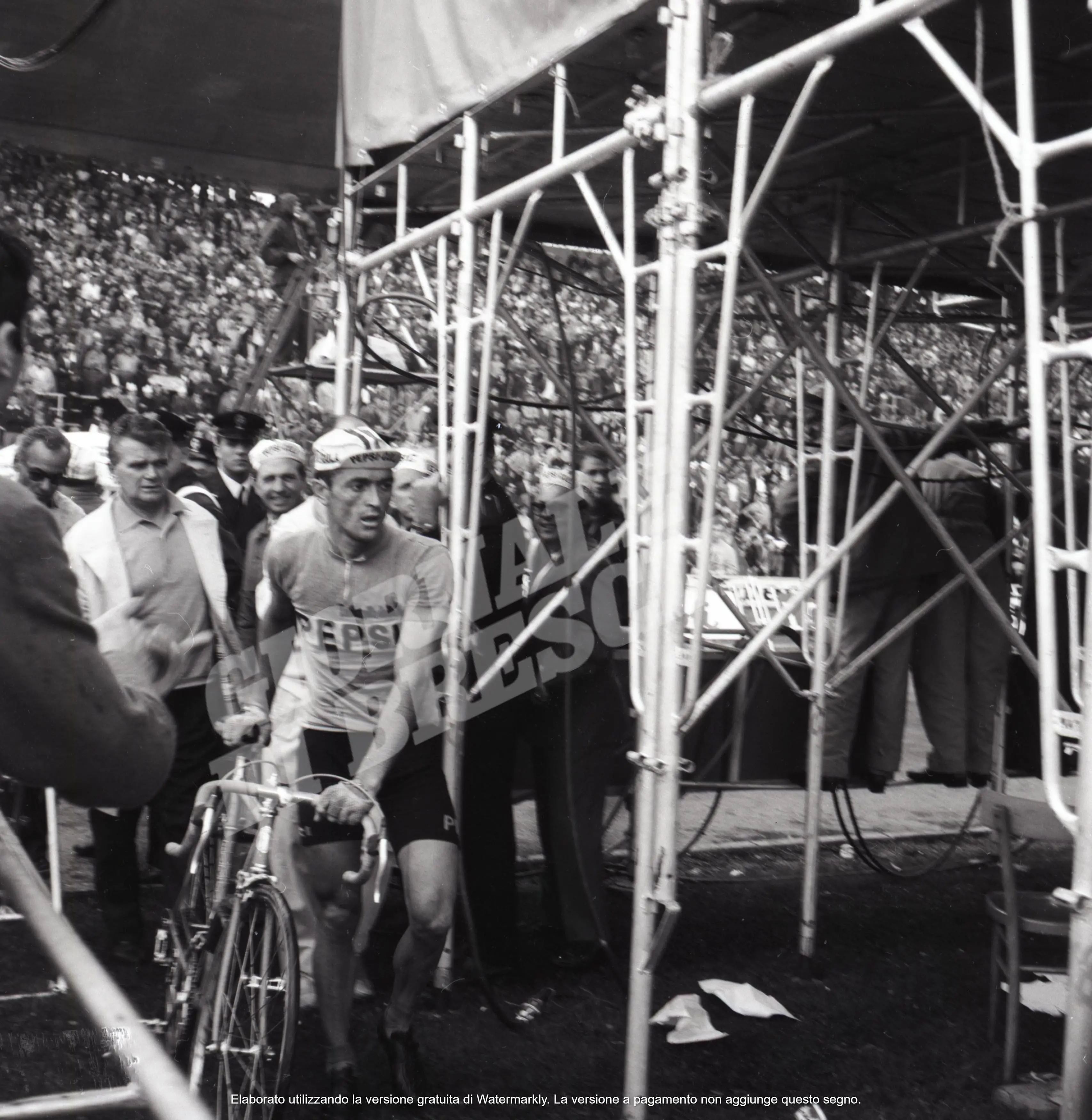L'arrivo in maglia rosa di Dancelli al Rigamonti durante il giro d'Italia 1968