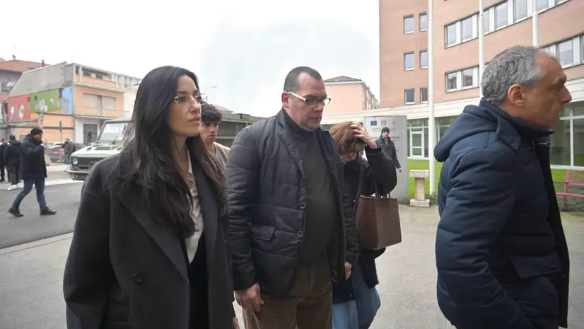 Oscar Maggi con l'avvocato Vera Cantoni al Palagiustizia © www.giornaledibrescia.it