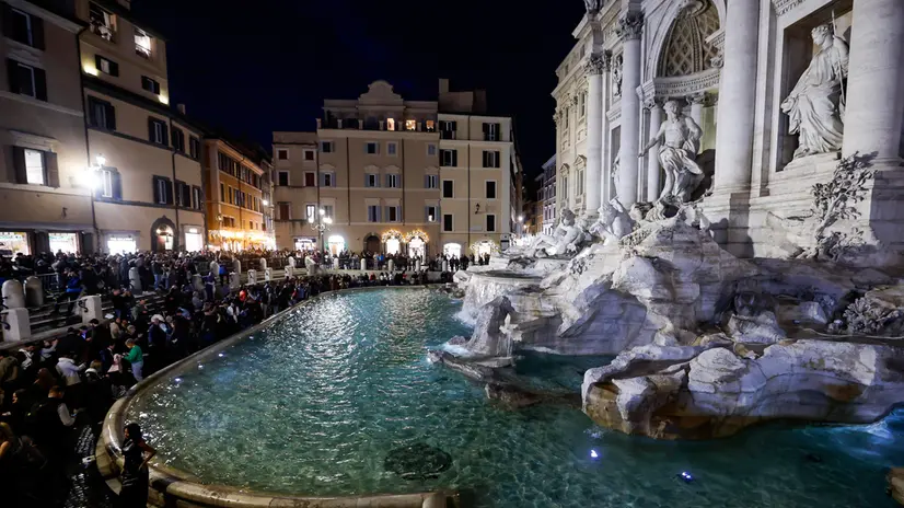 Turisti alla Fontana di Trevi - Foto Ansa © www.giornaledibrescia.it