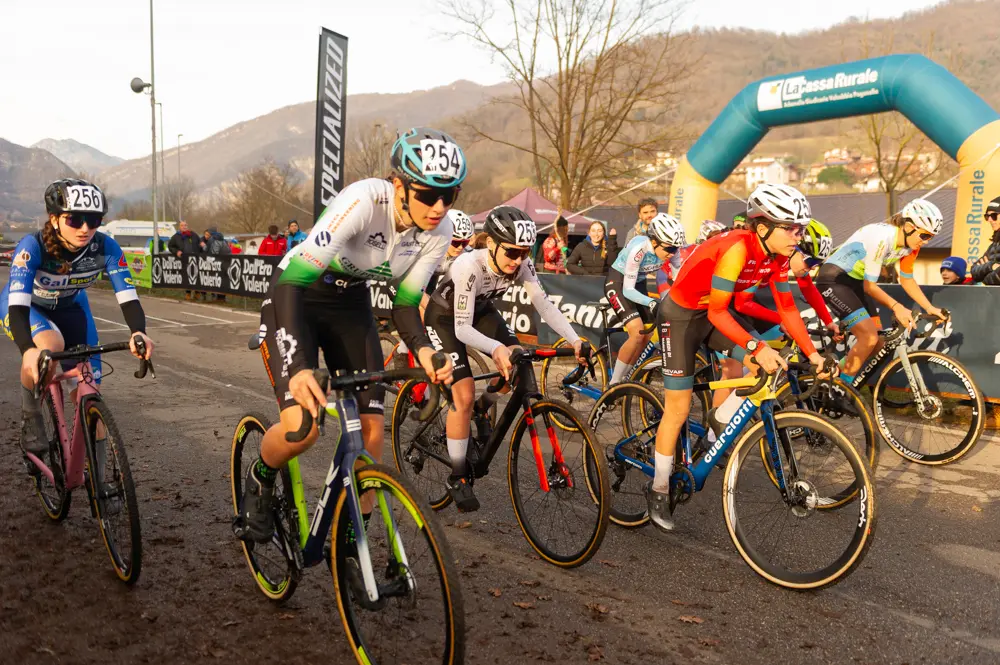 SPORT CICLISMO SABBIOCHIESE ALLIEVI 2 M + ALL DONNE CLETEN CICLOCROSS nella foto PARTENZA ALLIEVI FEMMINILE 20/12/2025 mazzocchi@newreporter