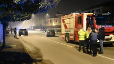 La situazione fuori dall'abitazione a Travagliato nella notte - Foto Gabriele Strada /Neg © www.giornaledibrescia.it