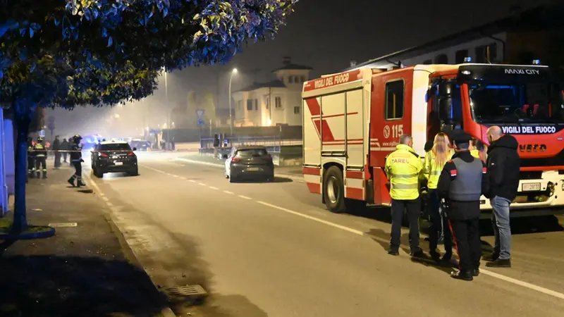 La situazione fuori dall'abitazione a Travagliato nella notte - Foto Gabriele Strada /Neg © www.giornaledibrescia.it