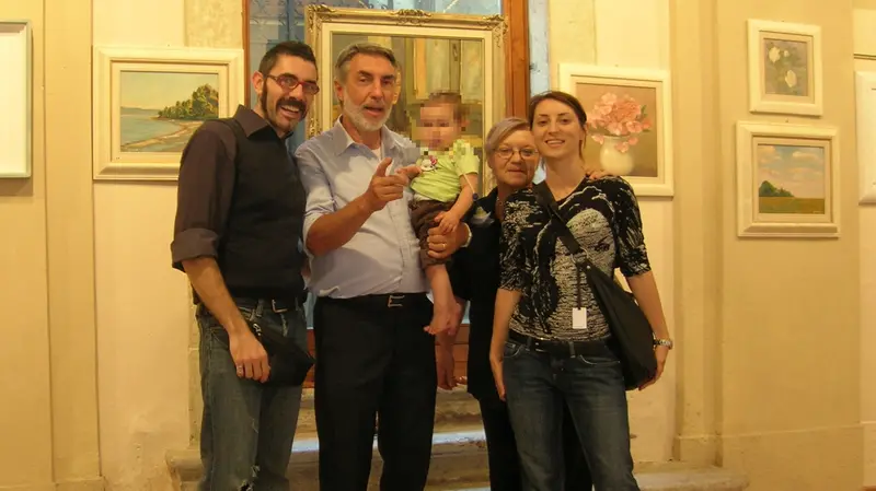 Enzo Gazich con i suoi familiari durante una mostra nel 2009