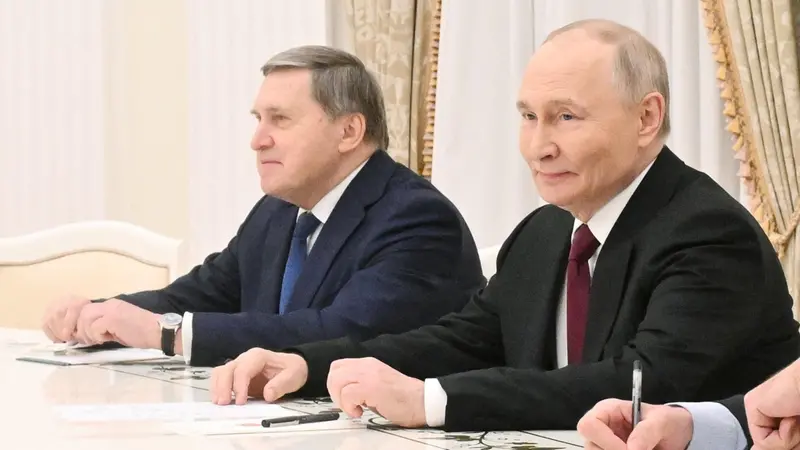 Yuri Ushakov con Vladimir Putin - Foto Ansa © www.giornaledibrescia.it