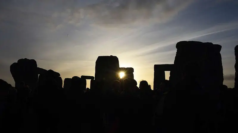 Il sole sorge a Stonehenge dopo il solstizio d'inverno