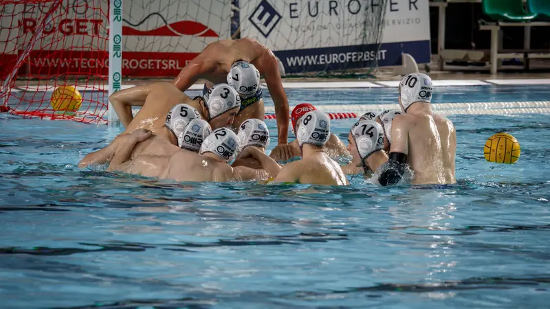 Un'esultanza di squadra - Foto Daniele Anderloni © www.giornaledibrescia.it