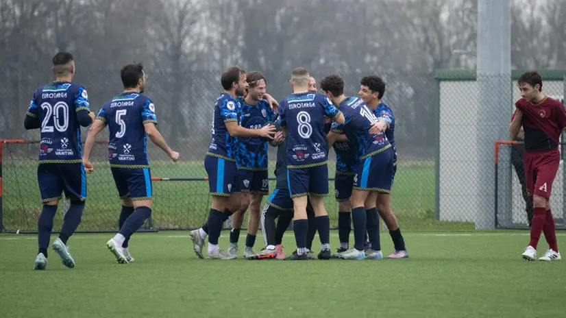 L'esultanza dell'Atletico Offlaga dopo uno dei due gol di Sodinha - Foto New Reporter Manieri © www.giornaledibrescia.it