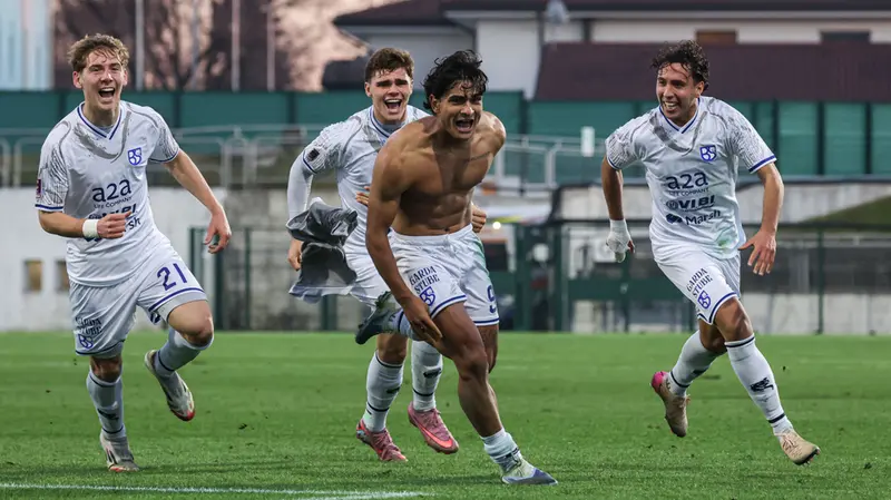 L'esultanza di Cazzadori dopo il gol alla Dolomiti Bellunesi - Foto New Reporter Nicoli © www.giornaledibrescia.it