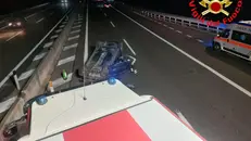 L'auto ribaltata in A35 - Foto sala stampa Vvf