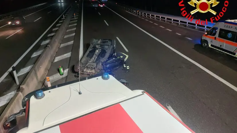 L'auto ribaltata in A35 - Foto sala stampa Vvf