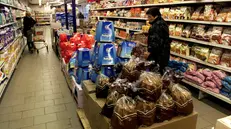 Tra le corsie di un supermercato - Ansa © www.giornaledibrescia.it