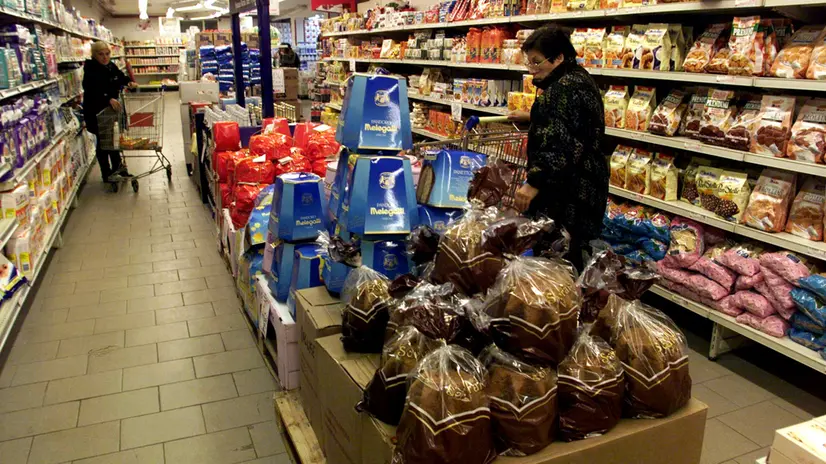 Tra le corsie di un supermercato - Ansa © www.giornaledibrescia.it