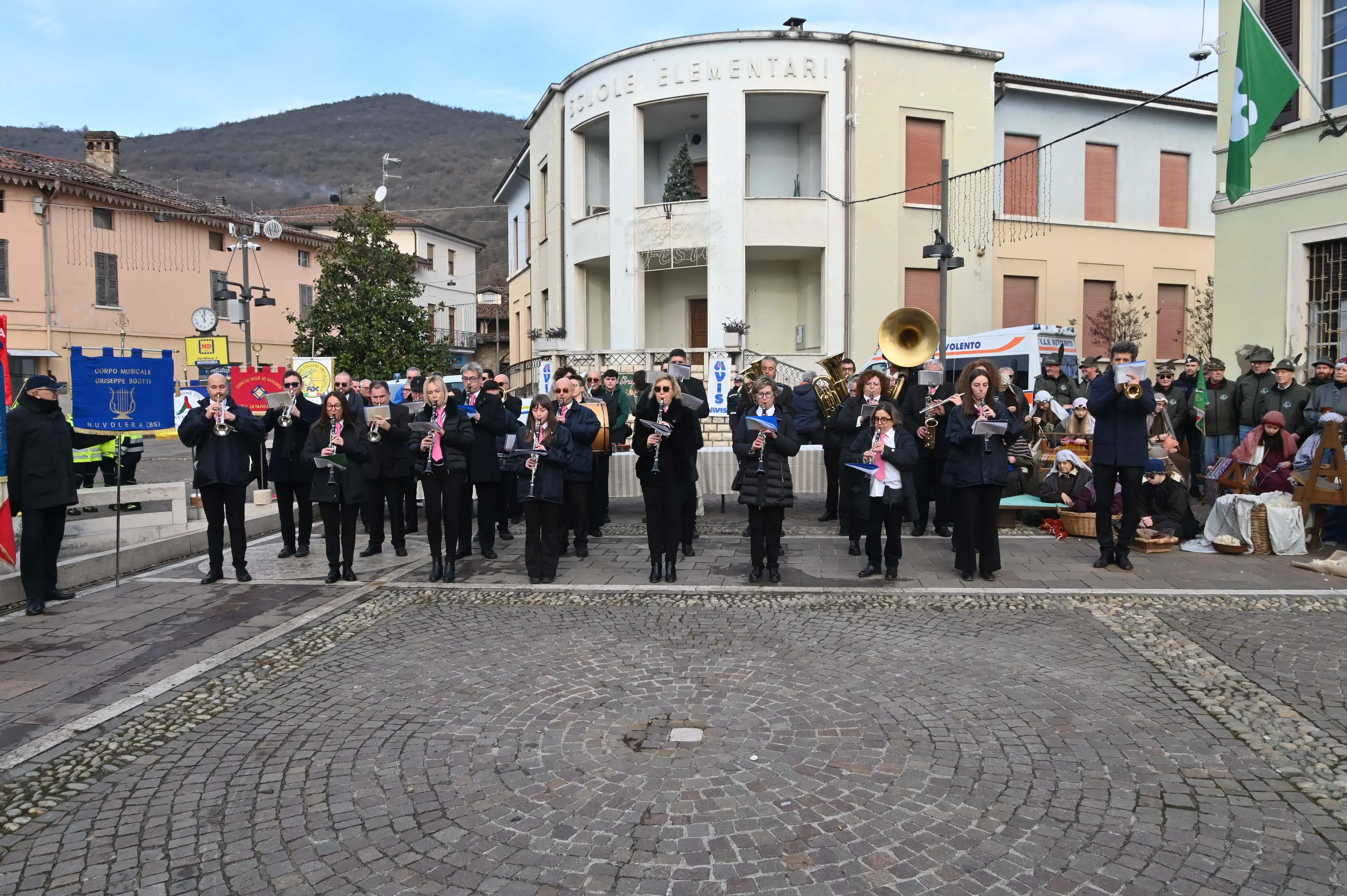 NUVOLERA IN PIAZZA CON NOI REDAZIONE PROVINCIA 21-12-2025 GABRIELE STRADA NEW EDEN GROUP