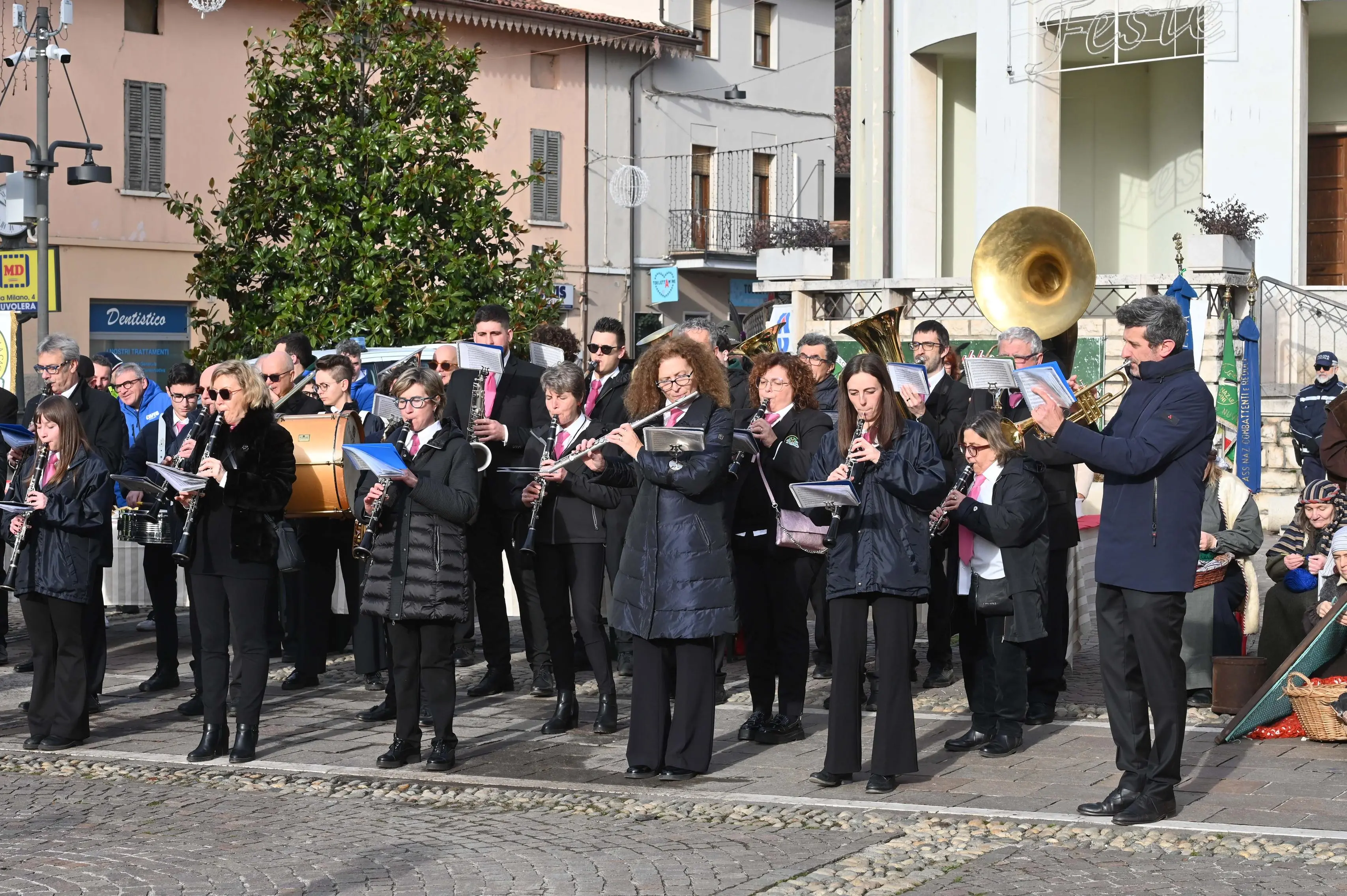 NUVOLERA IN PIAZZA CON NOI REDAZIONE PROVINCIA 21-12-2025 GABRIELE STRADA NEW EDEN GROUP