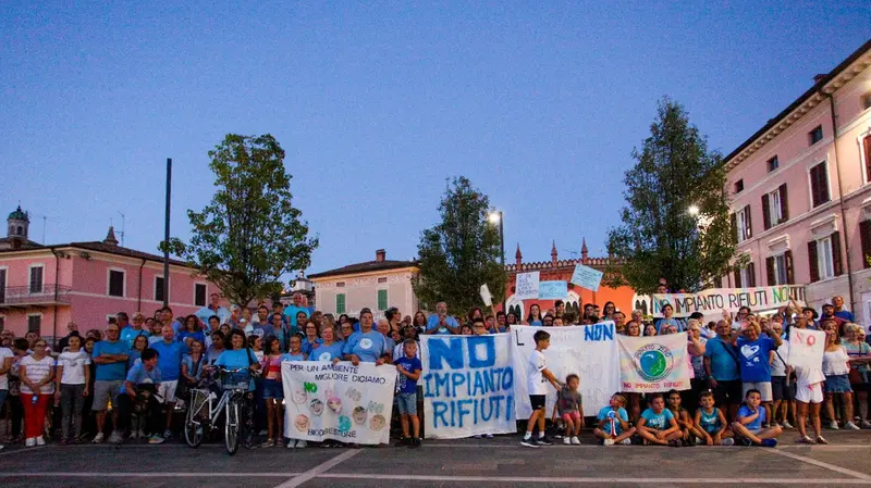 Una manifestazione contro l'impianto rifiuti a Carpenedolo