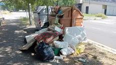 Rifiuti, il fuori cassonetto a Brescia fenomeno da contrastare