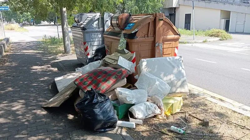 Rifiuti, il fuori cassonetto a Brescia fenomeno da contrastare