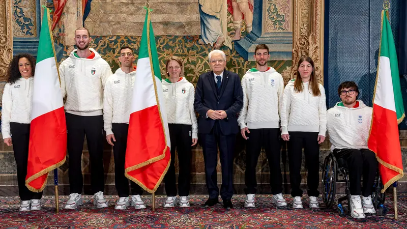 I portabandiera azzurri con Mattarella - Foto Ansa © www.giornaledibrescia.it
