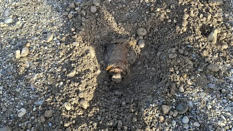 Il contrappeso rinvenuto nello scavo a Calcinato - © www.giornaledibrescia.it