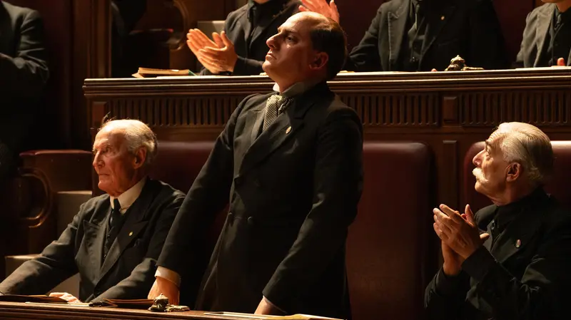 Luca Marinelli interpreta Mussolini