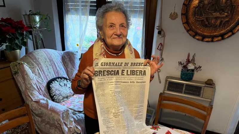 Albina Comensoli con la prima edizione del GdB - © www.giornaledibrescia.it