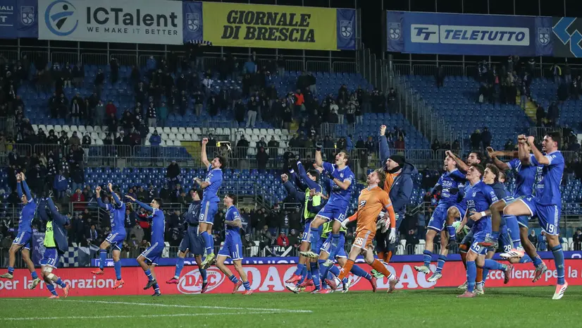 L'esultanza della squadra dopo la vittoria al Rigamonti - Foto New Reporter Nicoli © www.giornaledibrescia.it