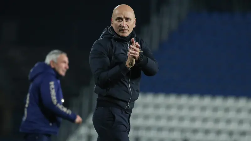 Eugenio Corini sotto la Curva a fine partita - Foto New Reporter Nicoli © www.giornaledibrescia.it