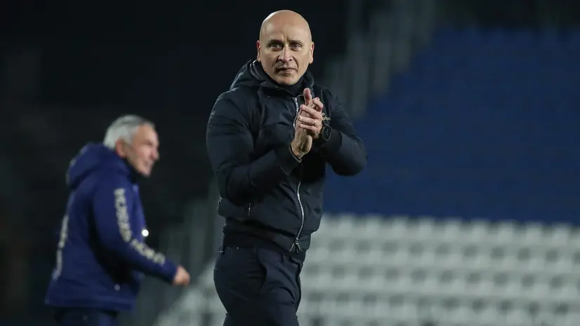 Eugenio Corini sotto la Curva a fine partita - Foto New Reporter Nicoli © www.giornaledibrescia.it