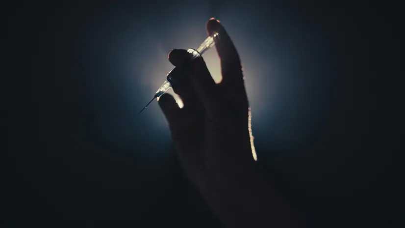 La donna ha minacciato i poliziotti con una siringa