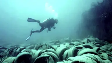 Un subacqueo monitora i cumuli sul fondo del lago
