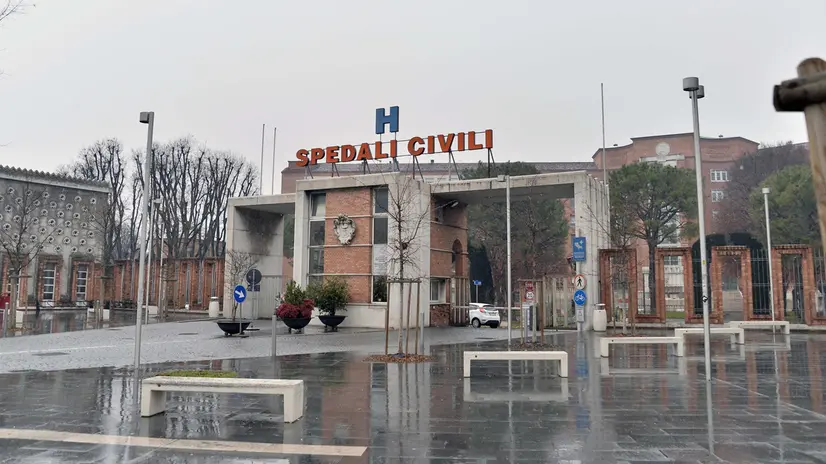 L'ingresso dell'ospedale Civile di Brescia