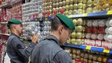 Controlli della Finanza su articoli natalizi