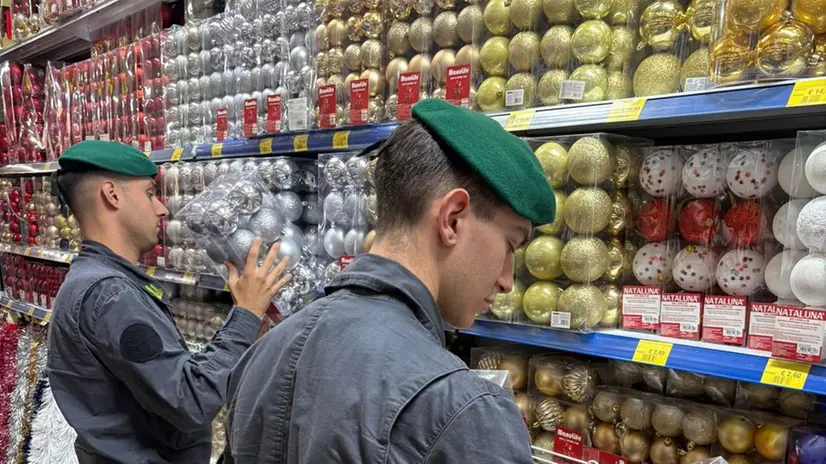 Controlli della Finanza su articoli natalizi