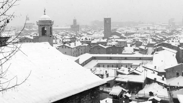 La città imbiancata il giorno di Natale nel 2000