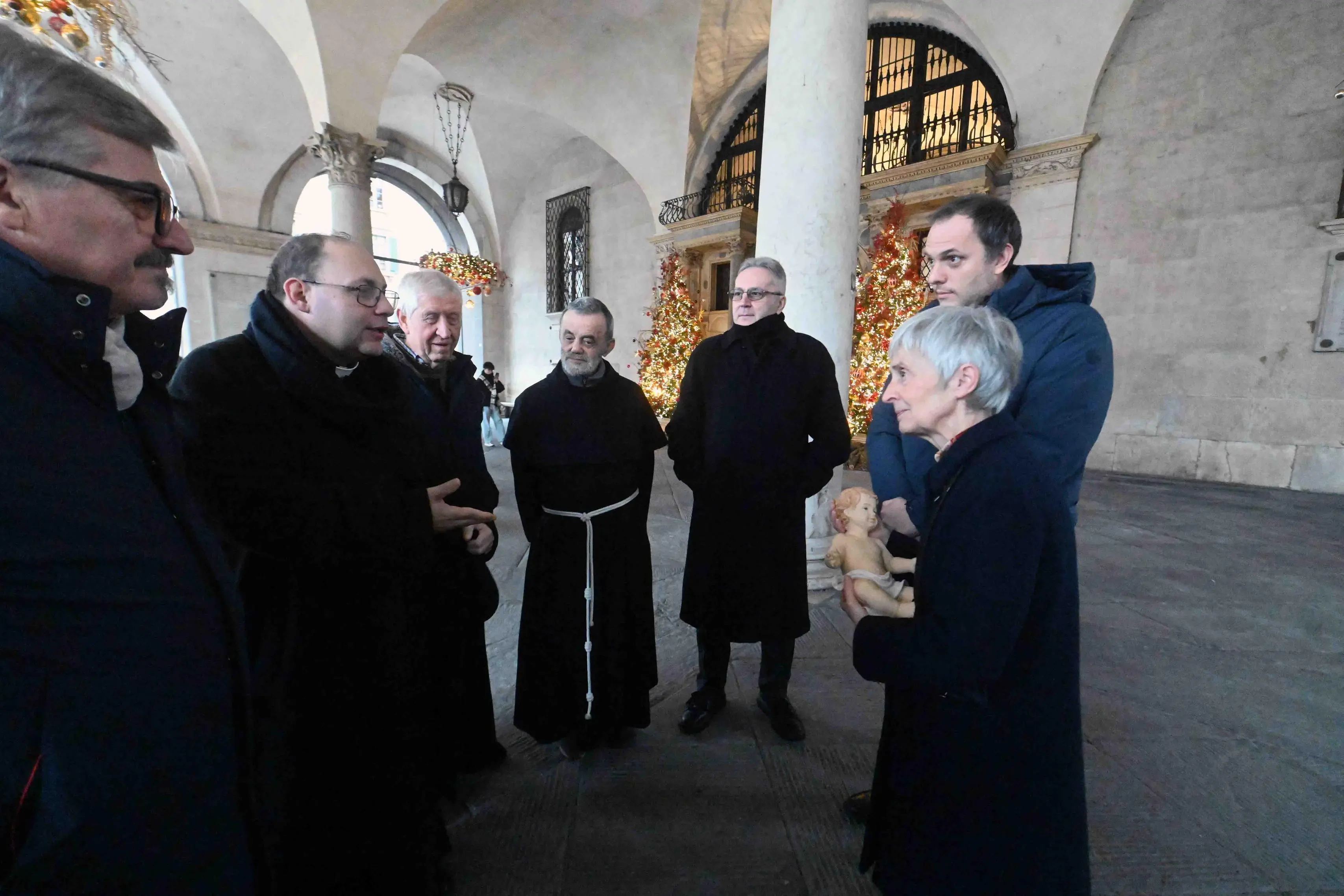 CRONACA BRESCIA PORTICATO LOGGIA POSA GESU' BAMBINO PER CARINI 23-12-2025 MARCO ORTOGNI NEW EDEN GROUP