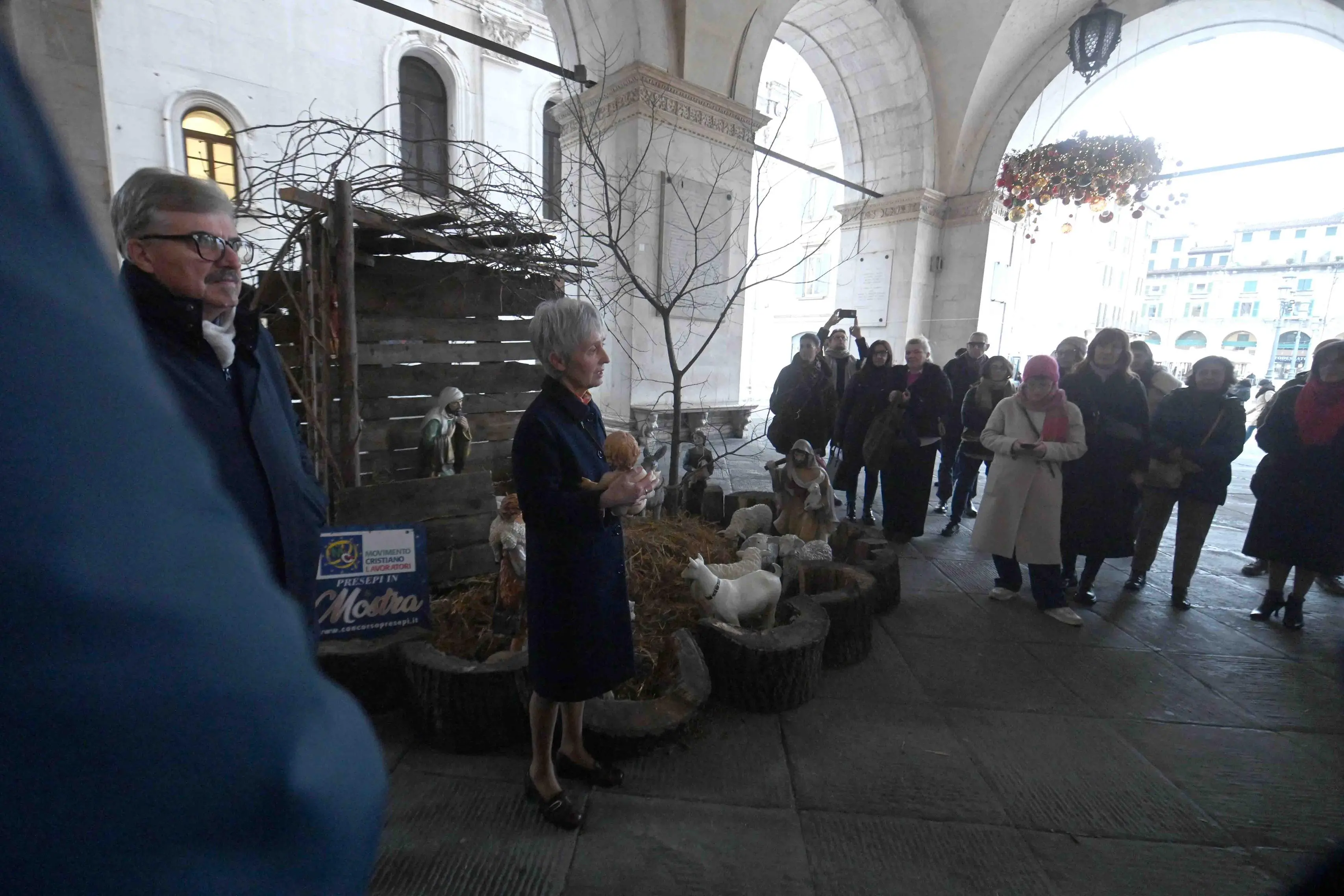 CRONACA BRESCIA PORTICATO LOGGIA POSA GESU' BAMBINO PER CARINI 23-12-2025 MARCO ORTOGNI NEW EDEN GROUP
