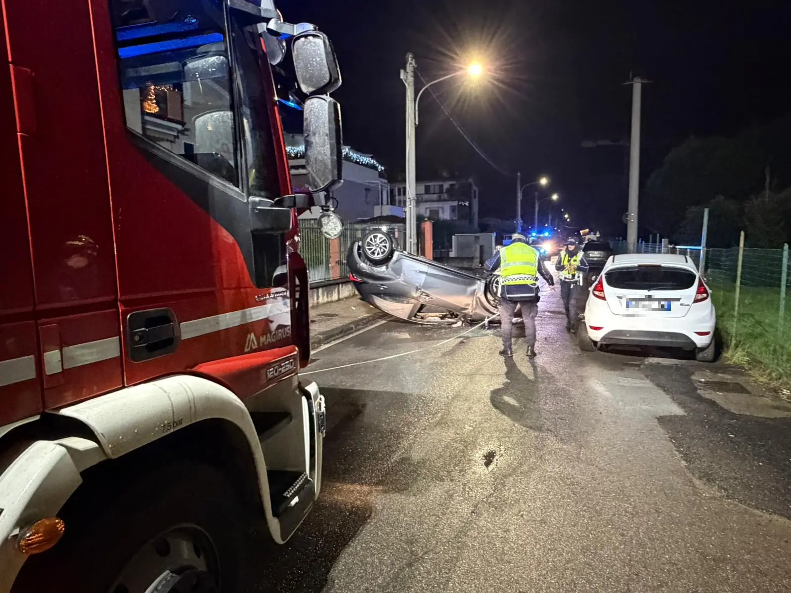 L'auto ribaltata al Villaggio Prealpino