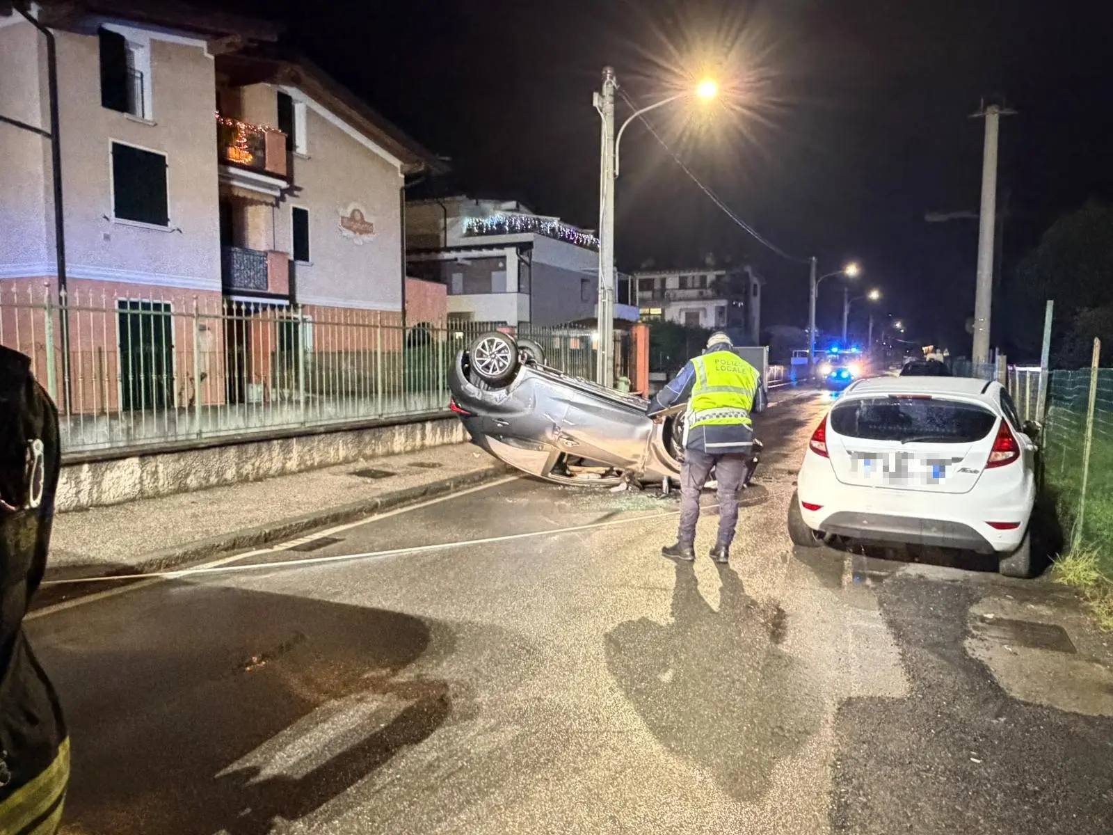 L'auto ribaltata al Villaggio Prealpino