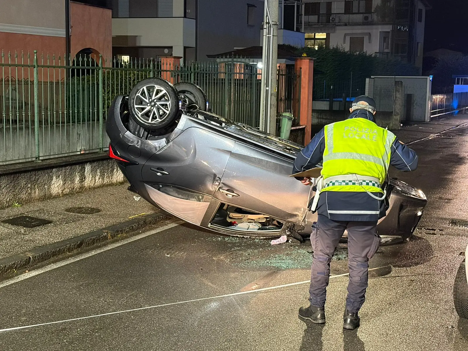 L'auto ribaltata al Villaggio Prealpino