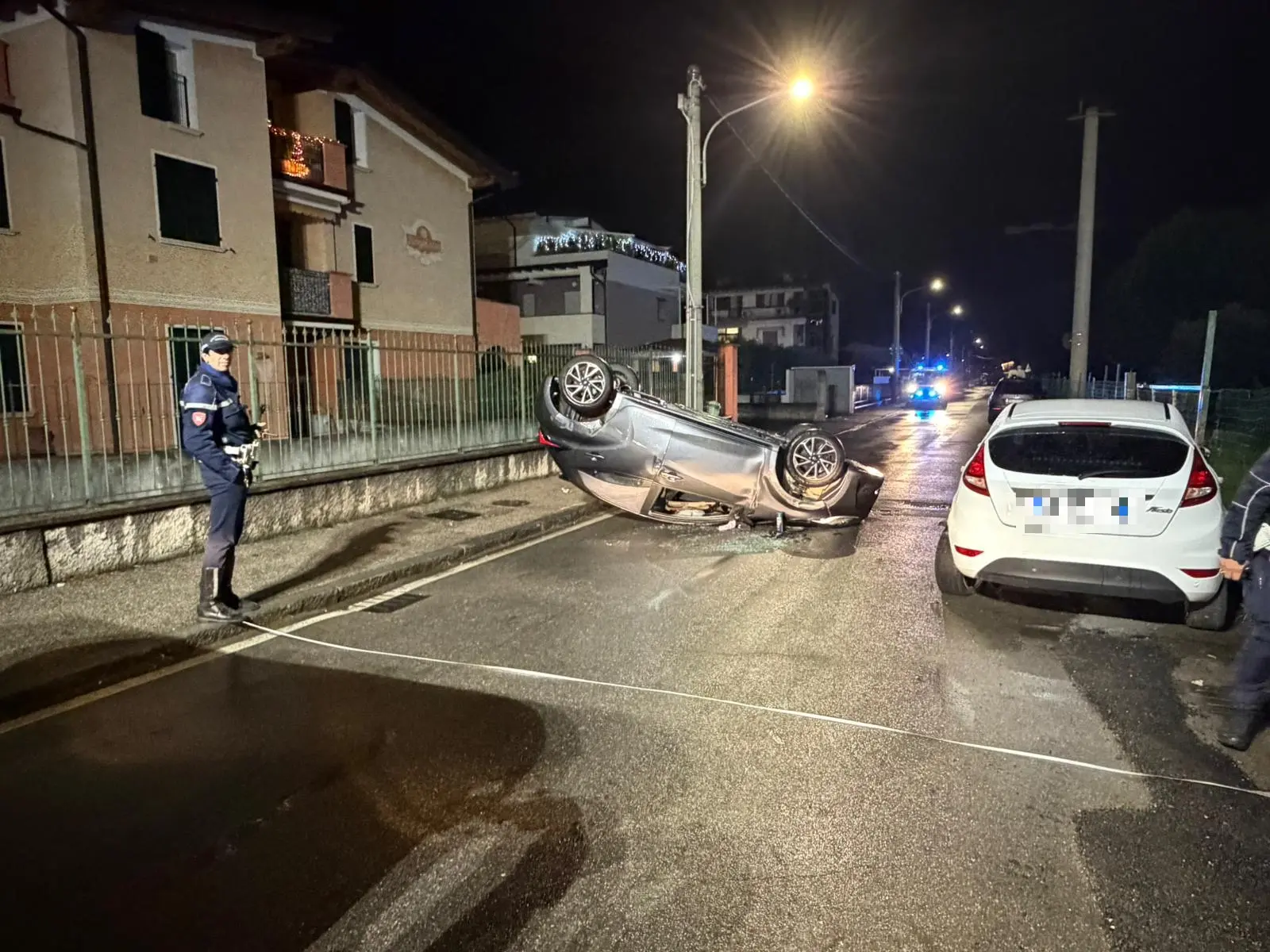 L'auto ribaltata al Villaggio Prealpino