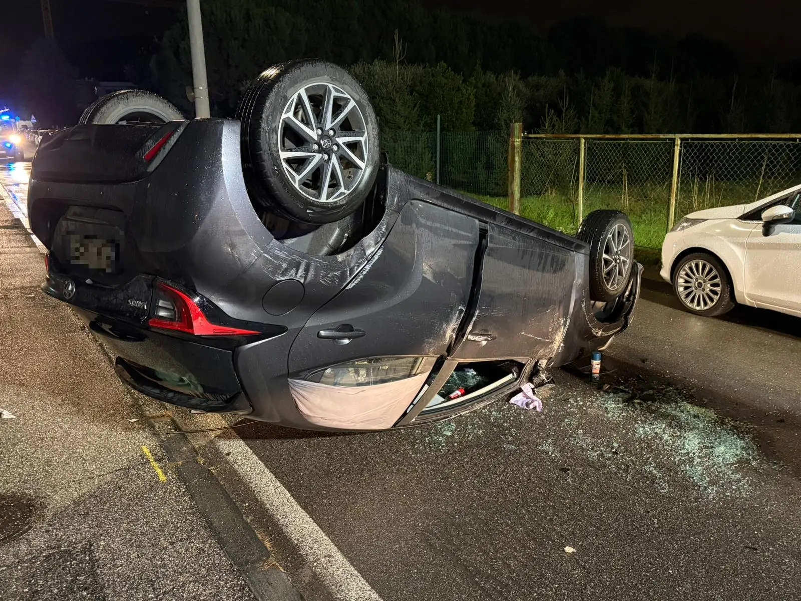 L'auto ribaltata al Villaggio Prealpino