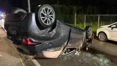 L'auto ribaltata al Villaggio Prealpino