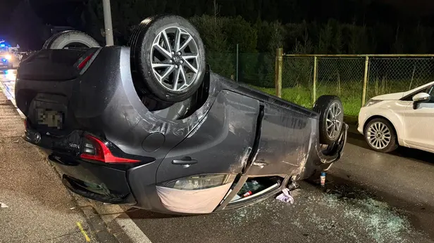 L'auto ribaltata al Villaggio Prealpino