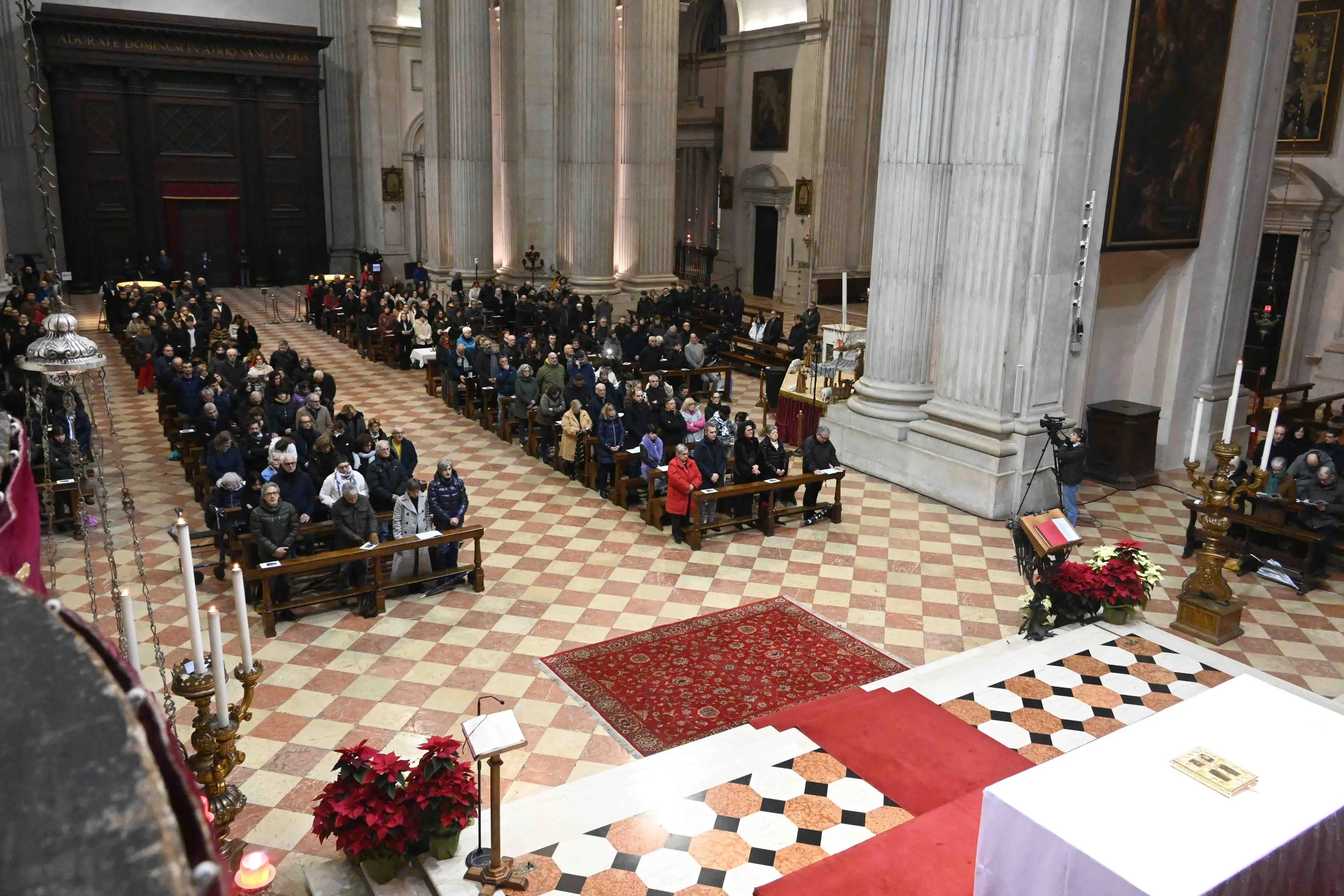 CRONACA BRESCIA DUOMO SANTA MESSA NELLA NOTTE PRESIEDE IL VESCOVO TREMOLADA PER REDAZIONE CRONACA WEB 24-12-2025 MARCO ORTOGNI NEW EDEN GROUP