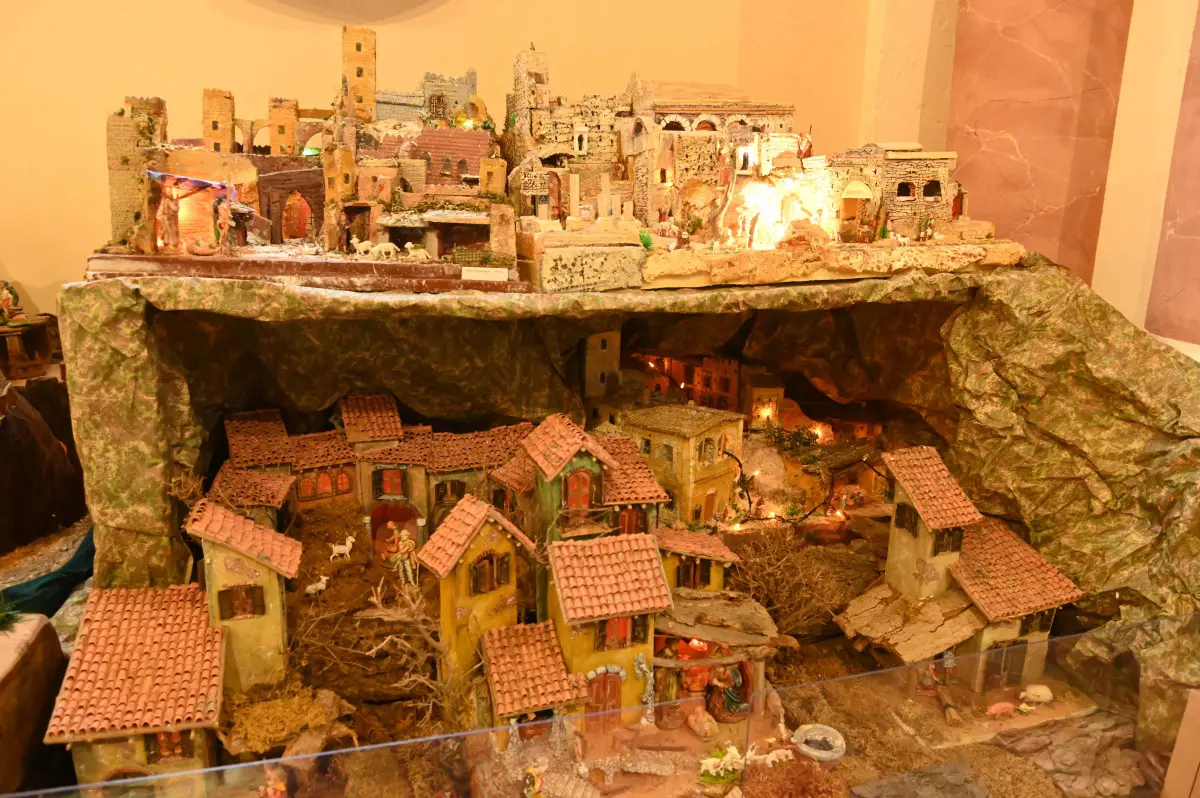 L'esposizione dei presepi nella chiesa del Sacro Cuore