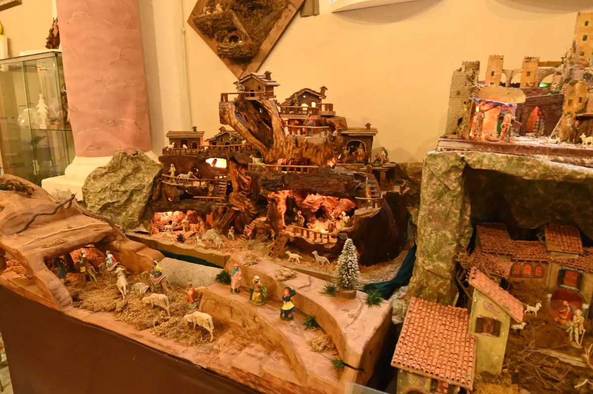 L'esposizione dei presepi nella chiesa del Sacro Cuore