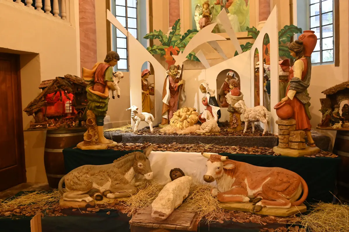 L'esposizione dei presepi nella chiesa del Sacro Cuore