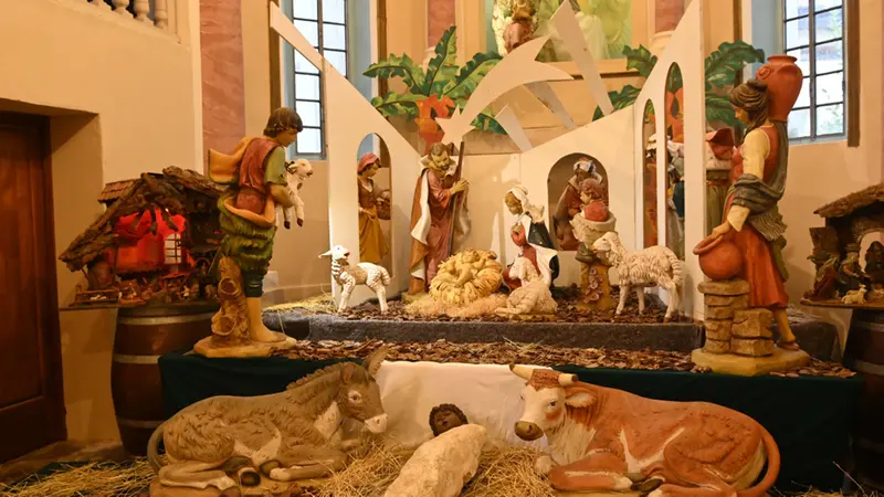 L'esposizione dei presepi nella chiesa del Sacro Cuore