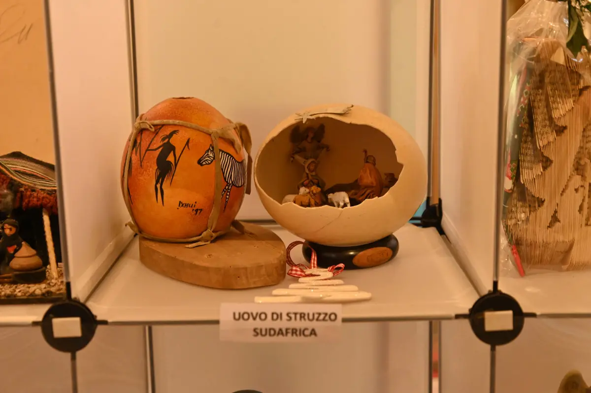 L'esposizione dei presepi nella chiesa del Sacro Cuore